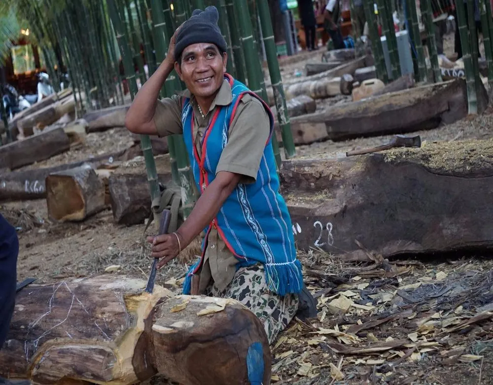 Niềm vui của các nghệ nhân khi được đại diện cho địa phương.