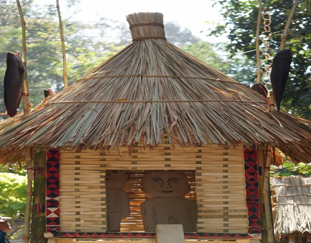 Về Đắk Lắk xem thầy cúng cầu mưa ảnh 5 nóc chòi cắm cá lóc