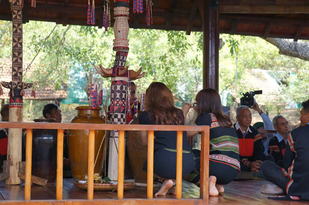 Xem phục dựng lễ nhưng chỉ thấy… mông nghệ nhân ảnh 4