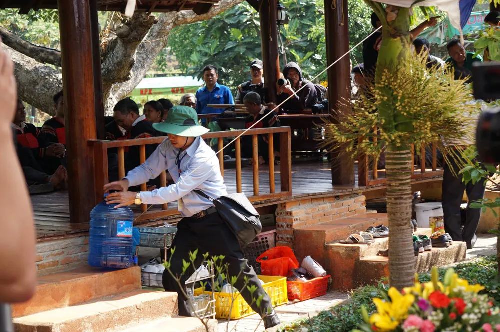 Xem phục dựng lễ nhưng chỉ thấy… mông nghệ nhân ảnh 3