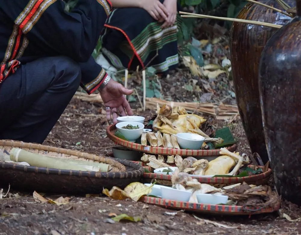 Về Đắk Lắk xem thầy cúng cầu mưa ảnh 3 lễ cúng cầu mưa có thịt gà và rượu cần