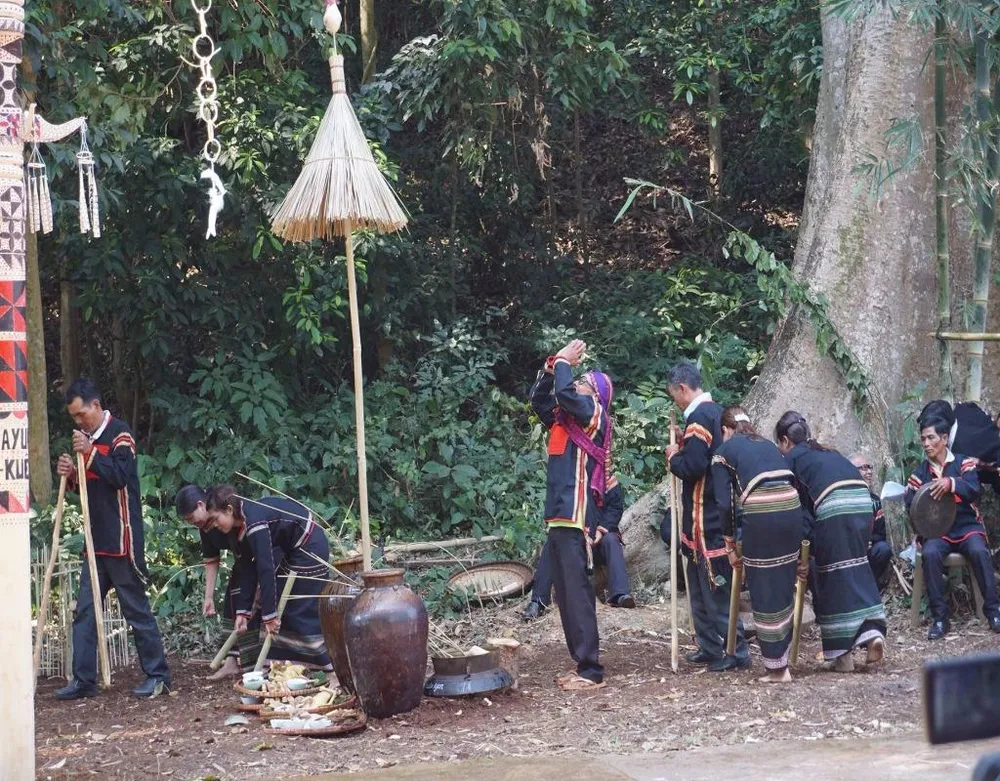 Về Đắk Lắk xem thầy cúng cầu mưa ảnh 2 tỉa lúa