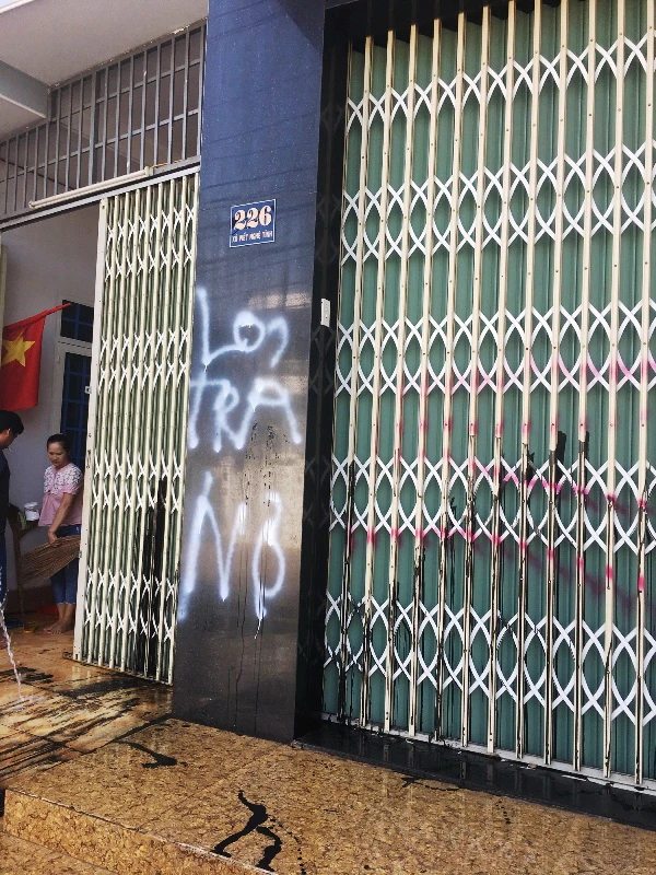 Hoảng hồn vì bị 'khủng bố' bằng bom bẩn và keo dán sắt ảnh 1