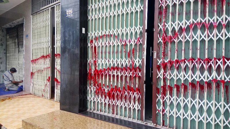 Hoảng hồn vì bị 'khủng bố' bằng bom bẩn và keo dán sắt ảnh 2