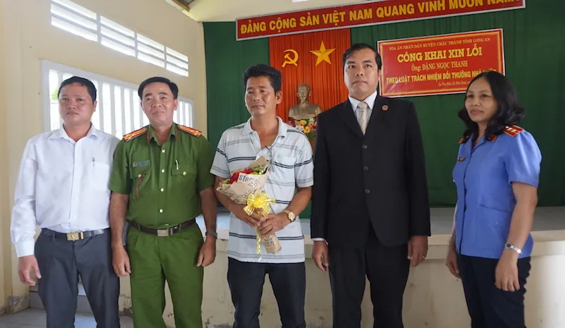 Bốn năm trước, anh Thanh được ông Phạm Thanh Sang (chủ một sà lan) thuê làm thuyền trưởng lái sà lan trên sông Vàm Cỏ.