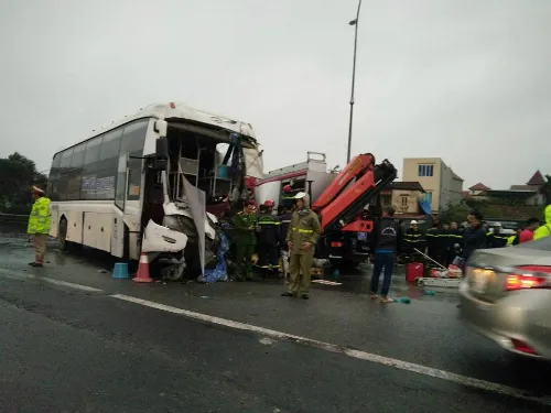 Hiện trường vụ tai nạn. Nguồn: Vnexpress Câu chúc thượng lộ bình an vì thế chẳng phải là lời nói suông đãi bôi mà phải là điều mỗi người tâm niệm khi lên xe.