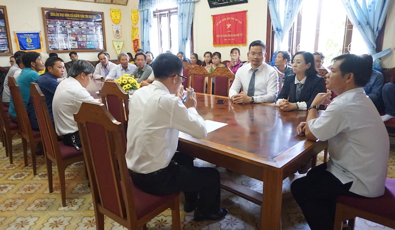 Chủ tọa bị luật sư 'vịn' lại để cùng họp với chánh án ảnh 4