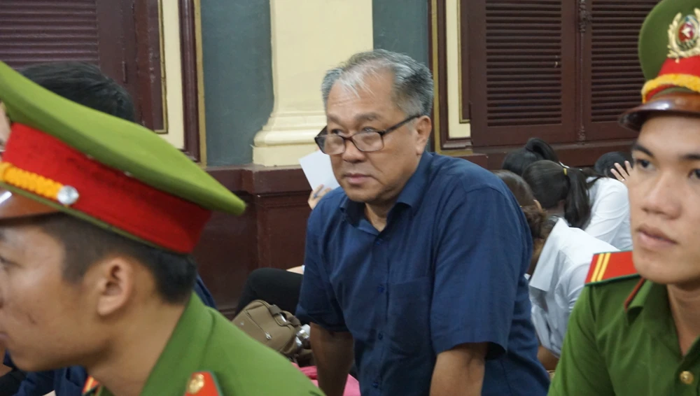 Cháu của Hứa Thị Phấn lại bật khóc tại tòa ảnh 1