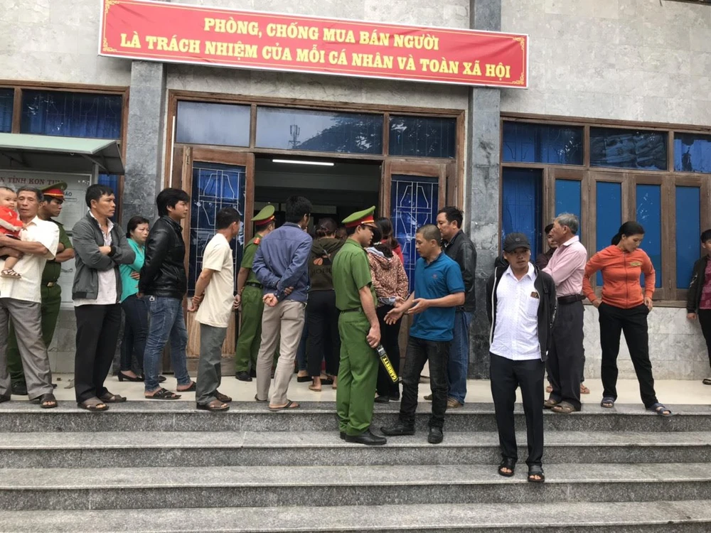 Xử vụ cưa gỗ khô: Người dân phản ứng vì phải ở ngoài hành lang ảnh 1