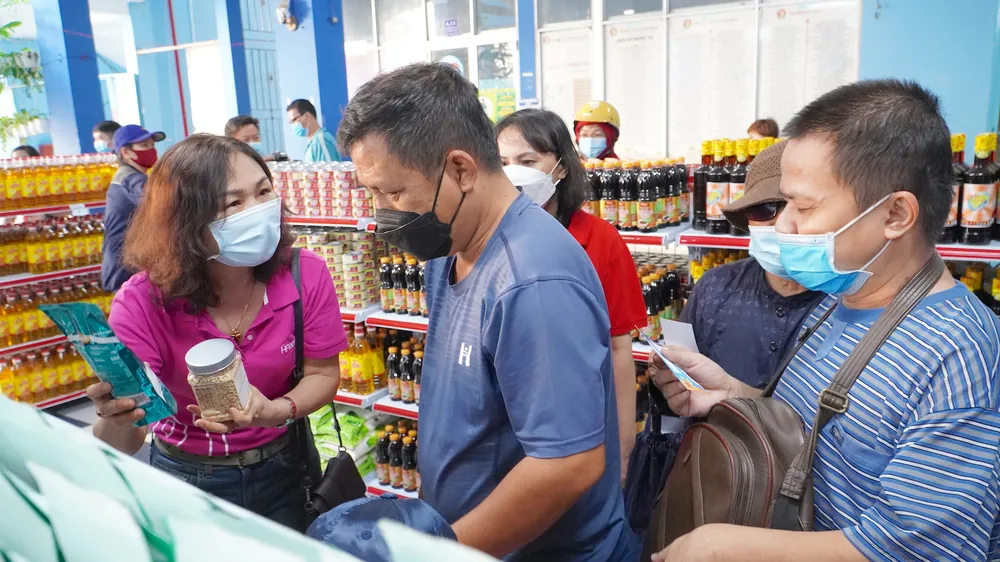 Hộ nghèo TP.HCM cùng đi Siêu thị mini Tết 0 đồng ảnh 3 Hộ nghèo TP.HCM cùng đi Siêu thị mini Tết 0 đồng ảnh 3