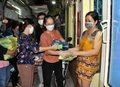 Chiến thắng COVID-19 ở tuổi 83, bà cụ lại tiếp tục làm thiện nguyện ảnh 7 Sau giờ làm, nhiều bạn trẻ công sở len lỏi vào xóm trọ phát quà