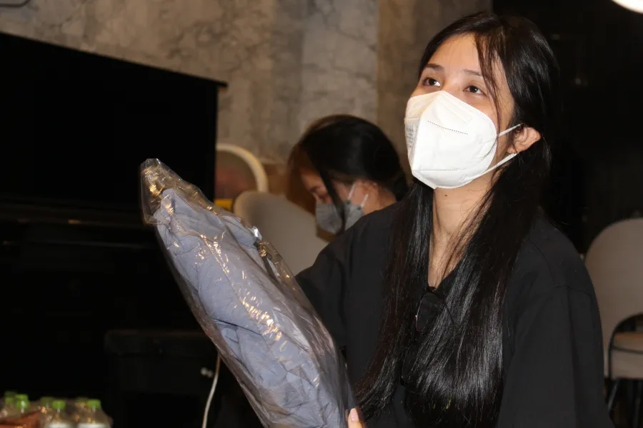 Phát hiện tiền trong túi áo khoác được tặng, người phụ nữ nhặt ve chai bật khóc ảnh 8