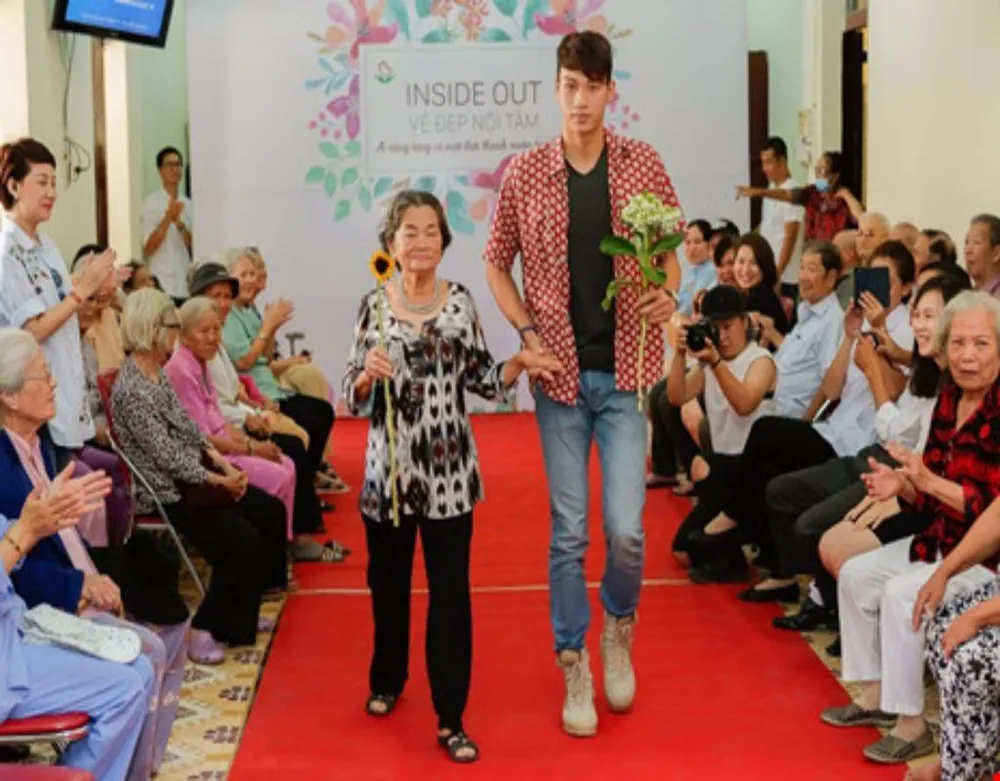cụ bà trình diễn thời trang
