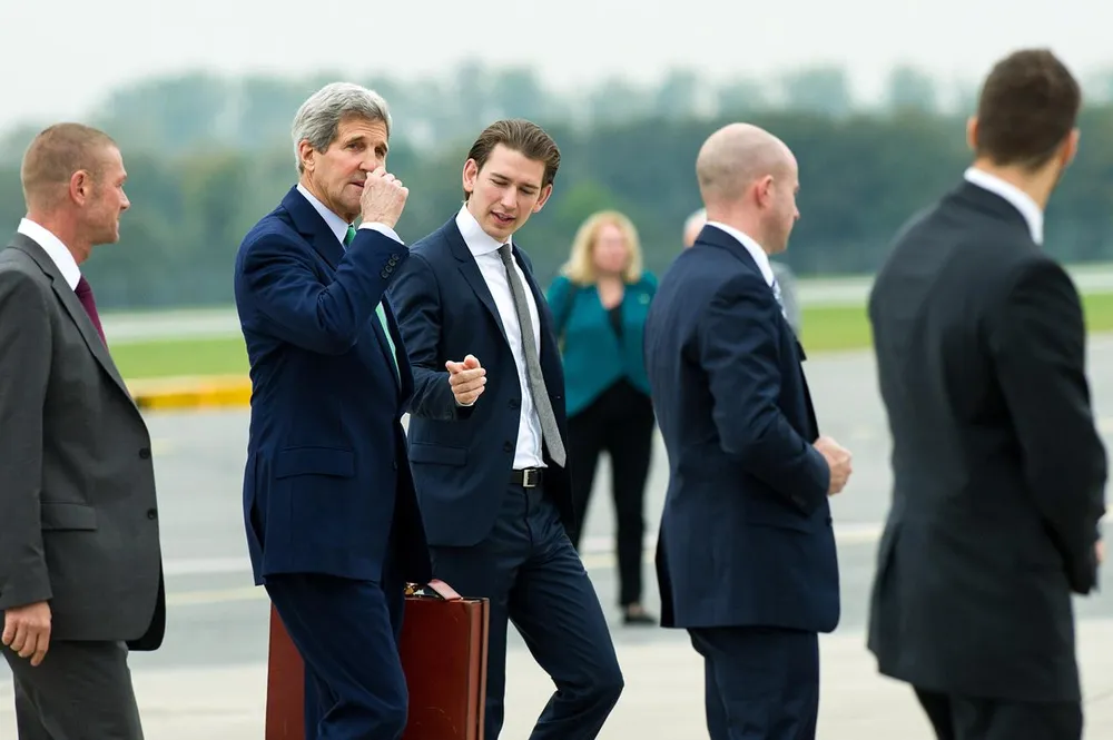 Vẻ đẹp 'hút hồn' của ngoại trưởng trẻ nhất châu Âu ảnh 3