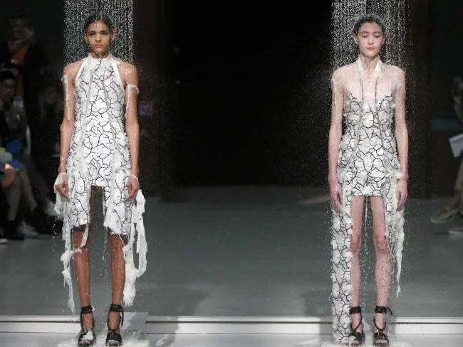 Xem trang phục người mẫu bị nước 'rửa sạch' trên sàn diễn ảnh 2 Xem trang phục người mẫu bị nước 'rửa sạch' trên sàn diễn ảnh 2