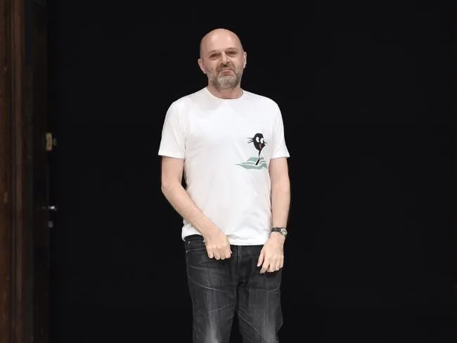 Xem trang phục người mẫu bị nước 'rửa sạch' trên sàn diễn ảnh 4