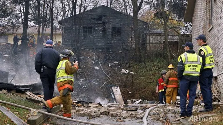 Máy bay đâm vào khu dân cư, chín người thiệt mạng ảnh 1