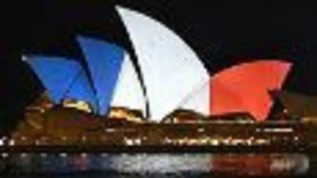 Thế giới đồng loạt hát quốc ca Pháp, chuyển sang màu cờ Pháp ảnh 1