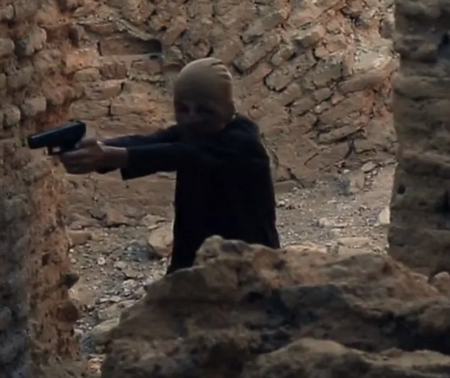 Chiến binh nhí IS chơi trốn tìm trước khi hành quyết tù nhân ảnh 1