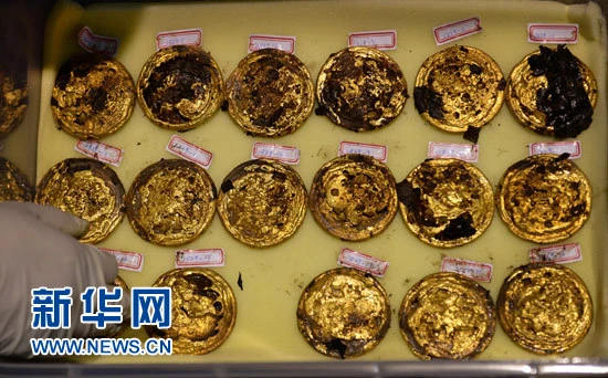 Phát hiện hàng trăm 'bánh vàng' trong mộ cổ hoàng đế bị truất ngôi ảnh 5