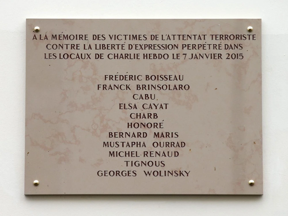 Bia tưởng niệm nạn nhân vụ Charlie Hebdo mắc lỗi chính tả ảnh 1