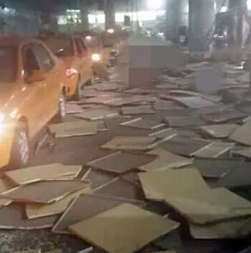 cảnh tượng hoang tàn của sân bay Istanbul