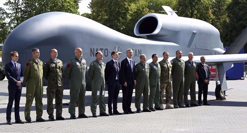 nhân viên quân sự NATO