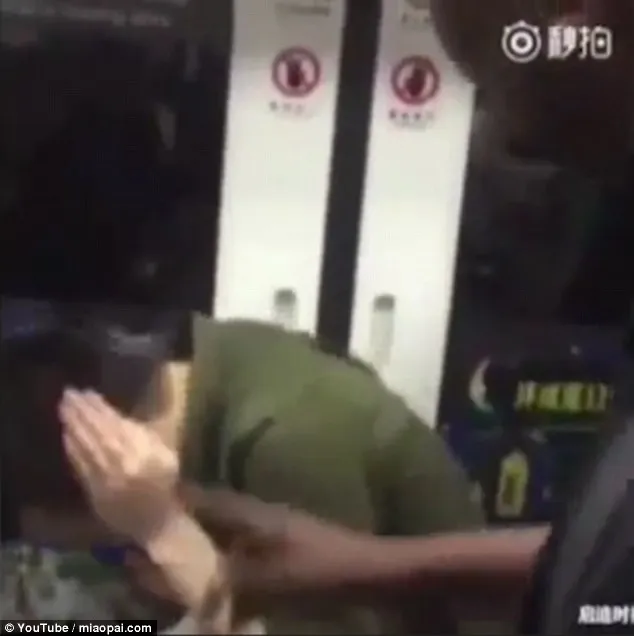 Nam thanh niên Trung Quốc bị bạt tai