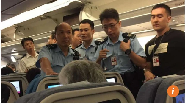 hành khách tạt nước cam vào tiếp viên hàng không