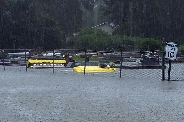 quan tài trôi nổi sau mưa lũ kinh hoàng ở Mỹ