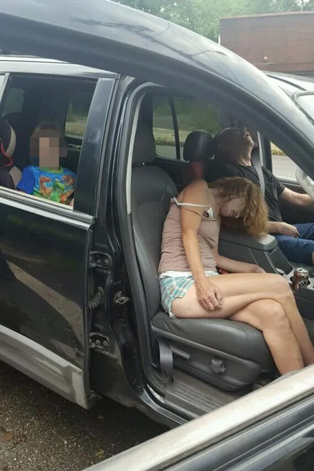 cha mẹ phê thuốc trong xe ở Mỹ