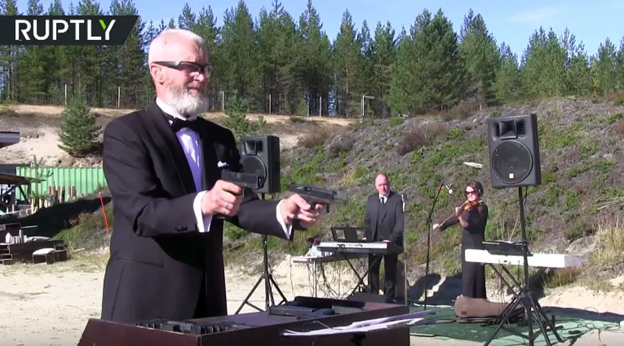 xạ thủ Nga chơi nhạc bằng súng