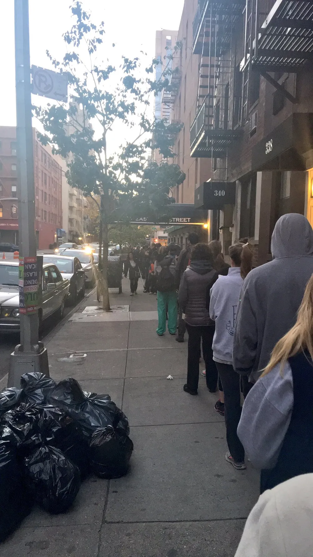 Dân Mỹ hồ hởi xếp hàng đi bỏ phiếu từ rất sớm ảnh 6 Dân Mỹ xếp hàng bỏ phiếu