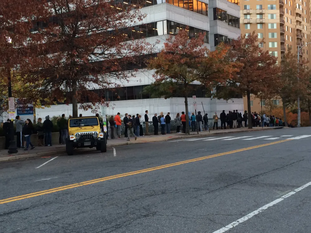 Dân Mỹ hồ hởi xếp hàng đi bỏ phiếu từ rất sớm ảnh 3 Dân Mỹ xếp hàng bỏ phiếu