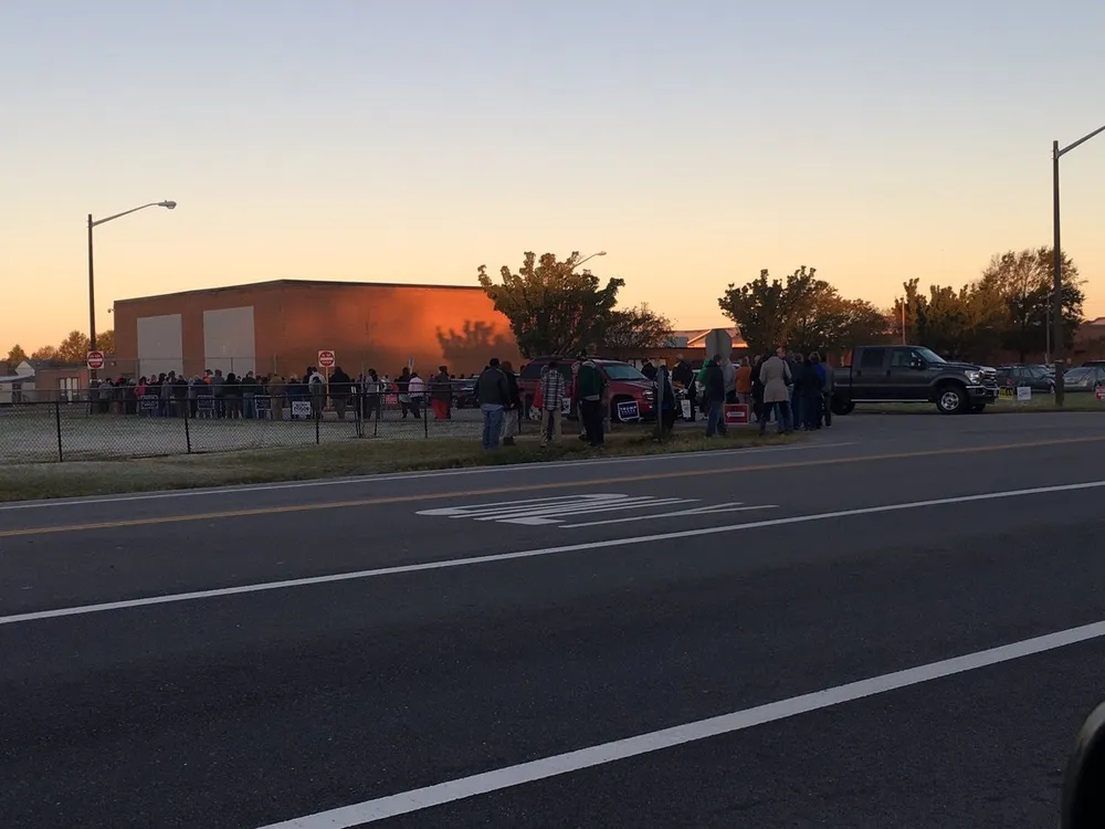 Dân Mỹ hồ hởi xếp hàng đi bỏ phiếu từ rất sớm ảnh 2 Dân Mỹ xếp hàng bỏ phiếu