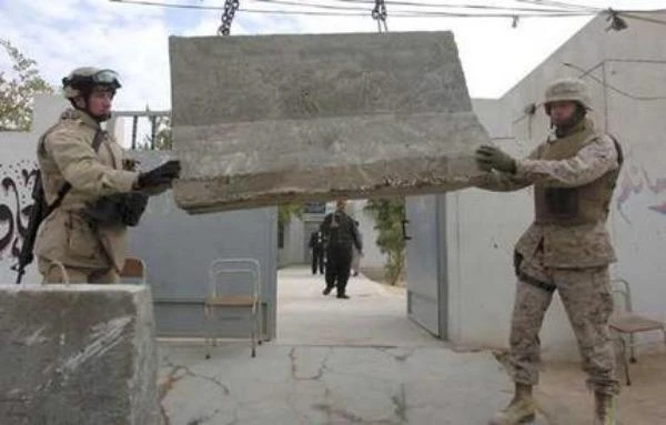 binh sĩ Mỹ khiêng rào chắn bê tông