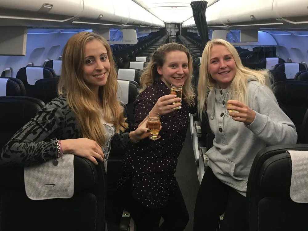 phụ nữ Anh trên máy bay trống