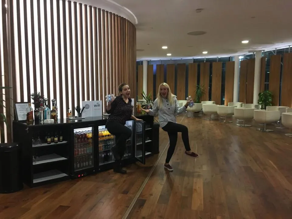 phụ nữ Anh trên máy bay trống