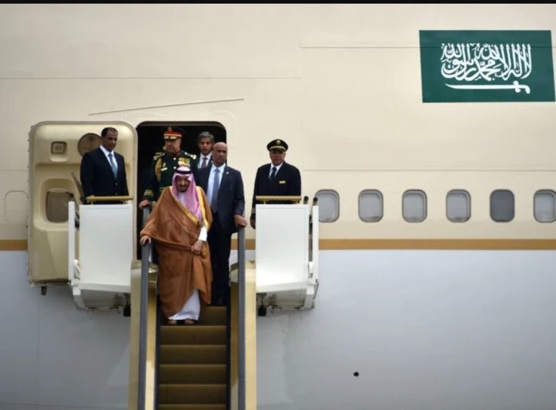 Vua Ả Rập đem 2 thang máy mạ vàng, 100 xe sang tới Nhật ảnh 1