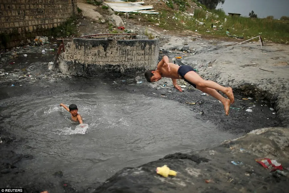 Spa nước nóng của quân Iraq giữa chiến trường Mosul ảnh 2