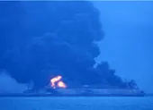 Tàu chở dầu cháy ngùn ngụt, trôi về biển Nhật Bản