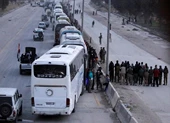 Đoàn xe đầu tiên chở phe nổi dậy rời Đông Ghouta