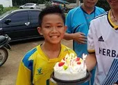 Thành viên đội bóng nhí Thái Lan mừng sinh nhật trong hang