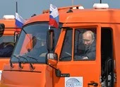 Ông Putin lái xe tải khánh thành cầu dài nhất châu Âu
