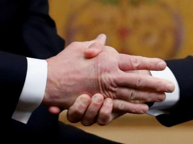 Ngôn ngữ cơ thể khác lạ của ông Trump khi gặp Tổng thống Pháp