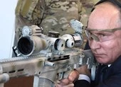 Video ông Putin đích thân khai hỏa lựu pháo mừng Giáng sinh ảnh 1 Ông Putin trổ tài bắn tỉa 3 lần trúng mục tiêu cách 600m