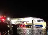 Máy bay Boeing 737 chở hơn 140 người lao xuống sông ở Mỹ