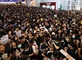 Trung Quốc tuyên bố 'không ngồi xem' biểu tình Hong Kong ảnh 4 Tòa án Hong Kong buộc người biểu tình rời khỏi sân bay