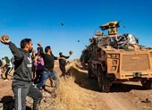 Người Kurd ném đá vào đoàn xe Nga-Thổ Nhĩ Kỳ tuần tra ở Syria