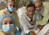 Ông Navalny đăng ảnh đi cầu thang, kể về quá trình hồi phục ảnh 2 Tìm thấy chai nước có độc tại nơi ông Navalny từng ở